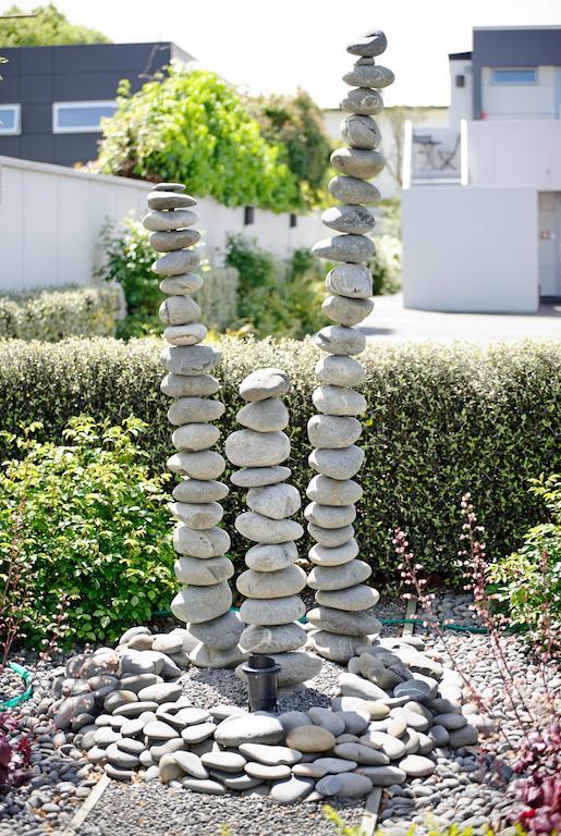 Bellano Motel Suites Christchurch Esterno foto A stone cairn