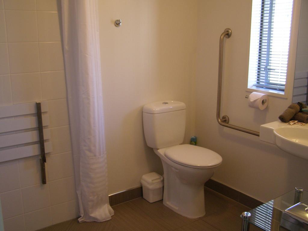 Bellano Motel Suites Christchurch Camera foto A bathroom in a hotel