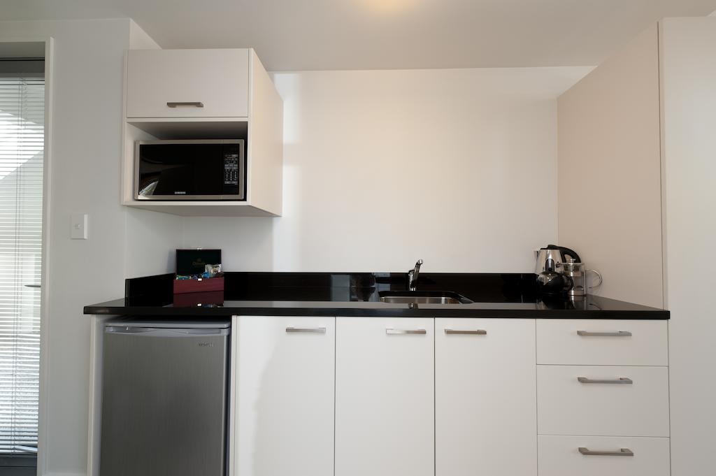 Bellano Motel Suites Christchurch Camera foto A kitchenette in a hotel