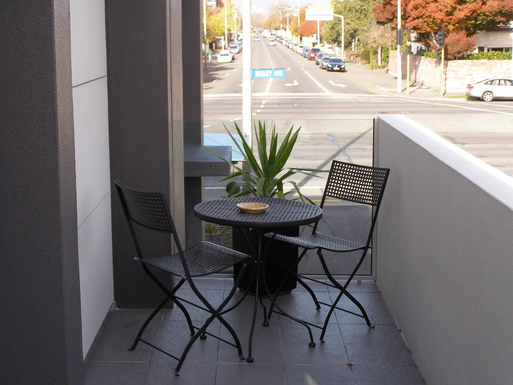 Bellano Motel Suites Christchurch Esterno foto A balcony