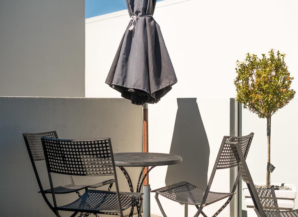Bellano Motel Suites Christchurch Esterno foto A patio set