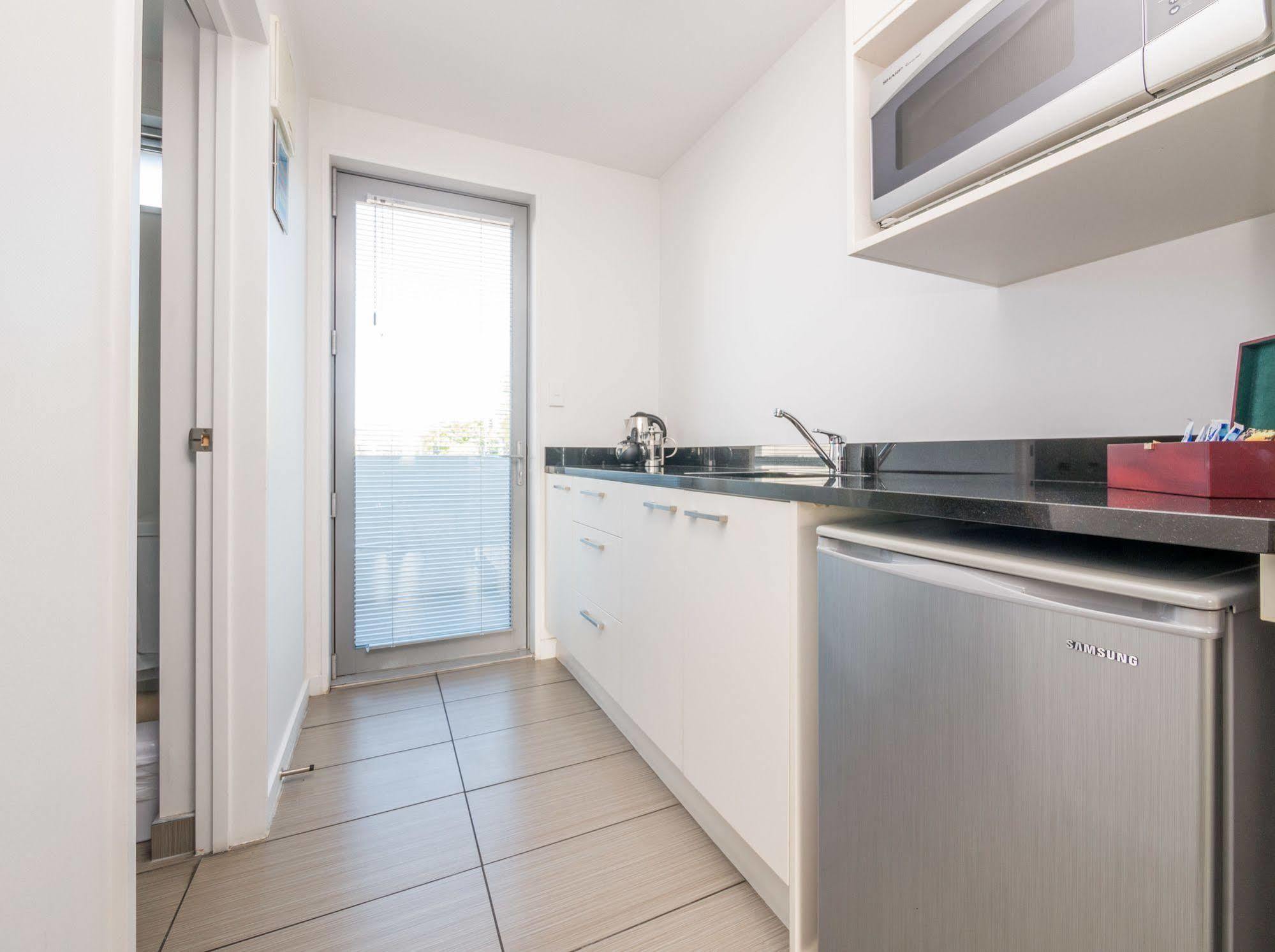 Bellano Motel Suites Christchurch Esterno foto A typical kitchen in a student apartment