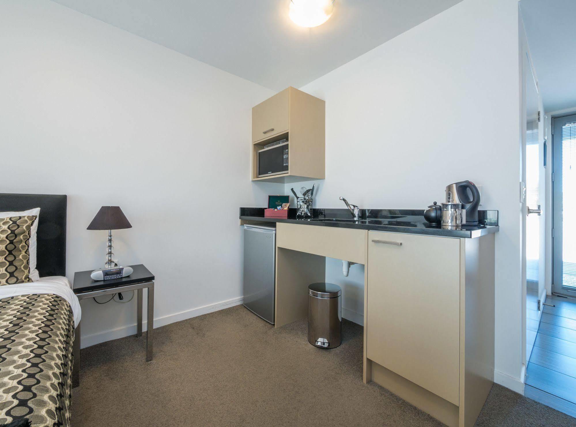 Bellano Motel Suites Christchurch Esterno foto A kitchenette in a studio apartment