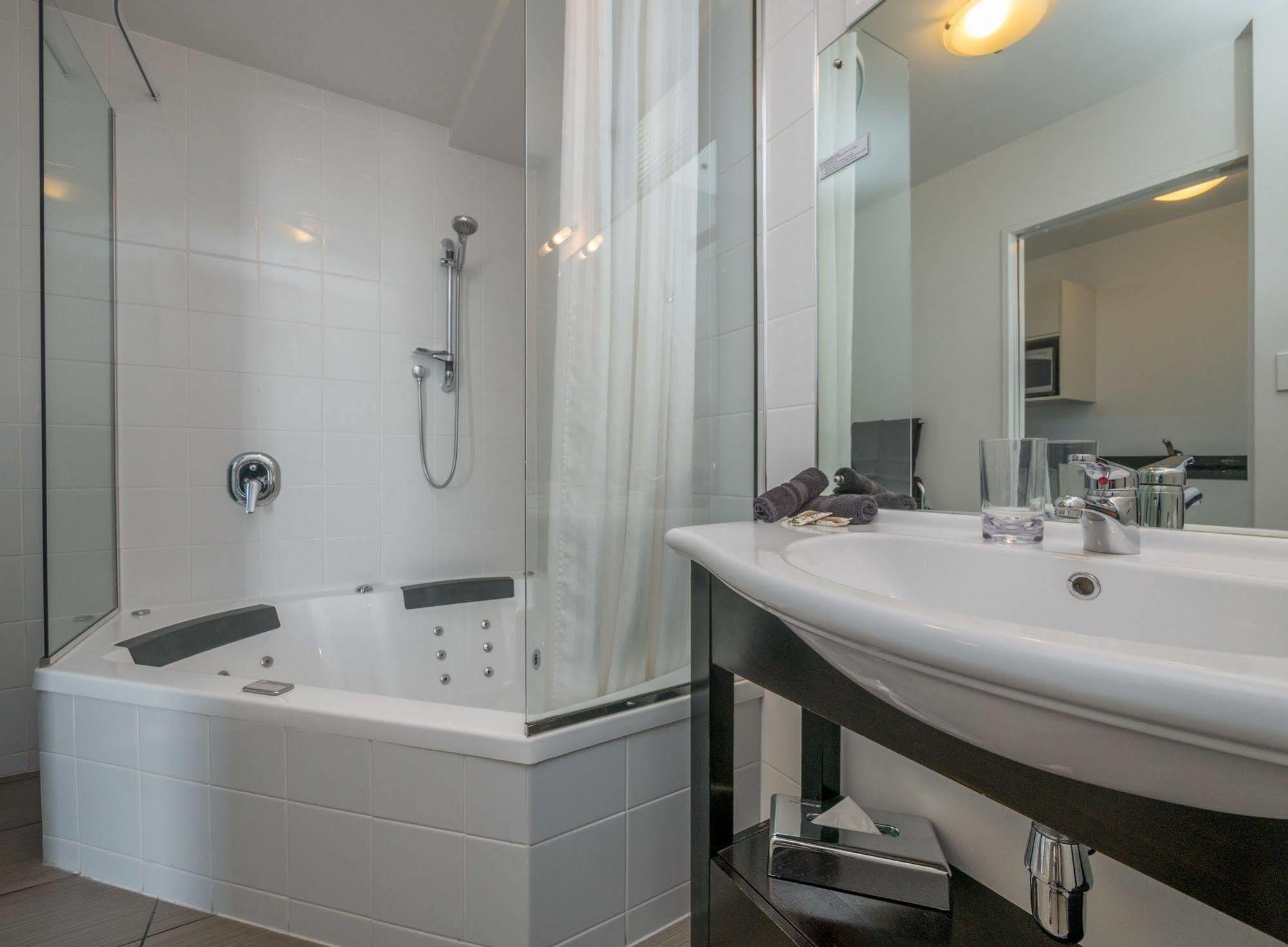 Bellano Motel Suites Christchurch Esterno foto A shower bath