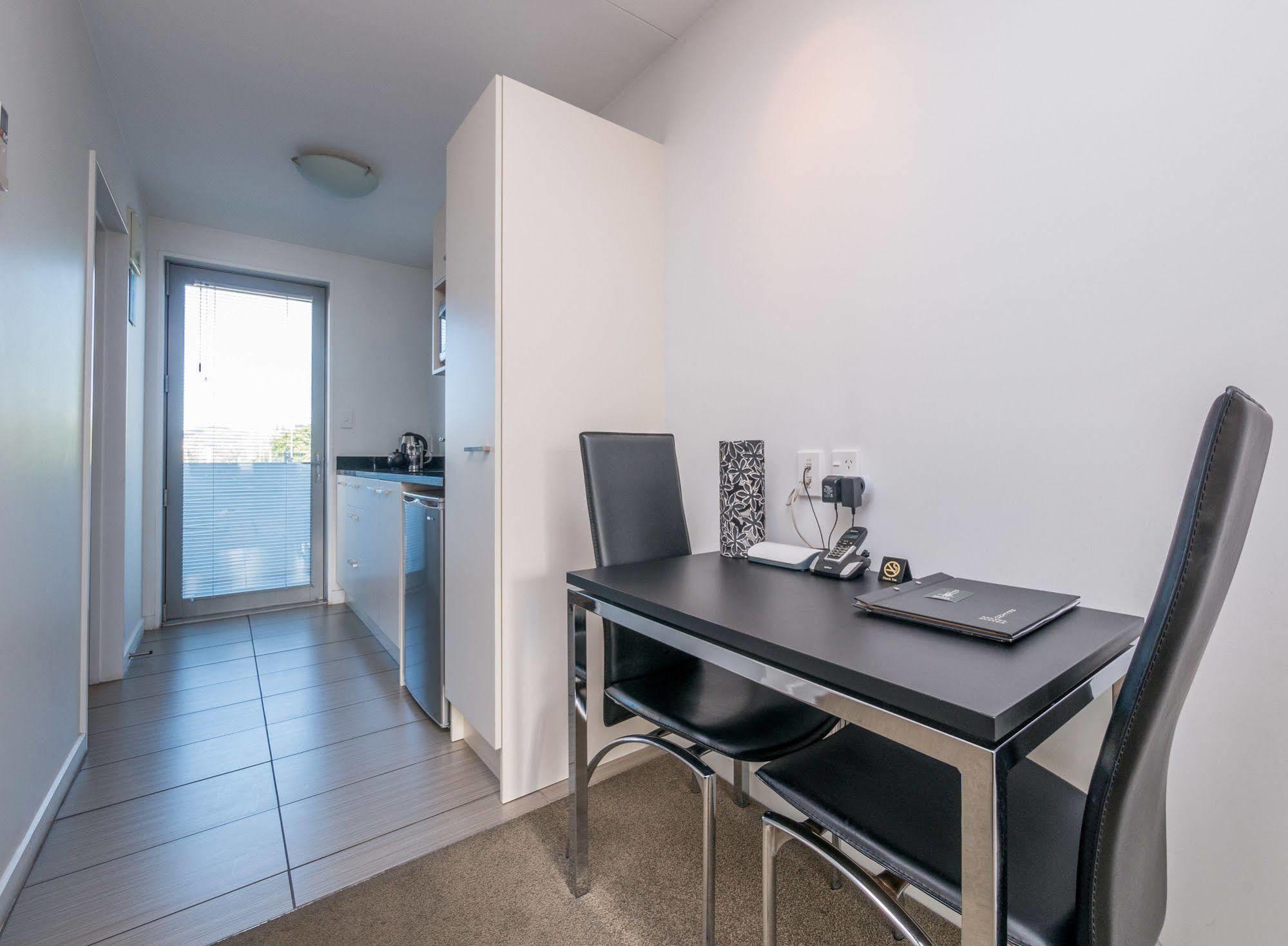 Bellano Motel Suites Christchurch Esterno foto A typical studio apartment