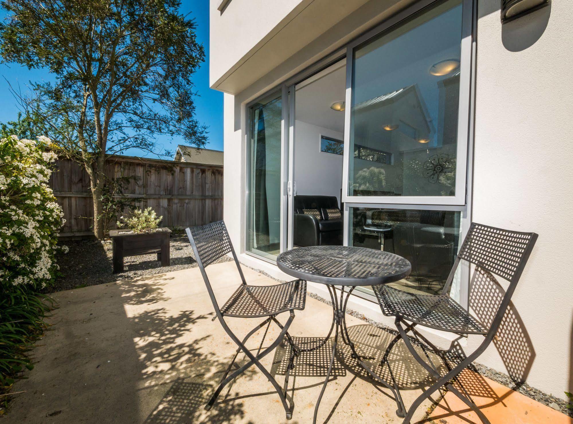 Bellano Motel Suites Christchurch Esterno foto A patio in a house