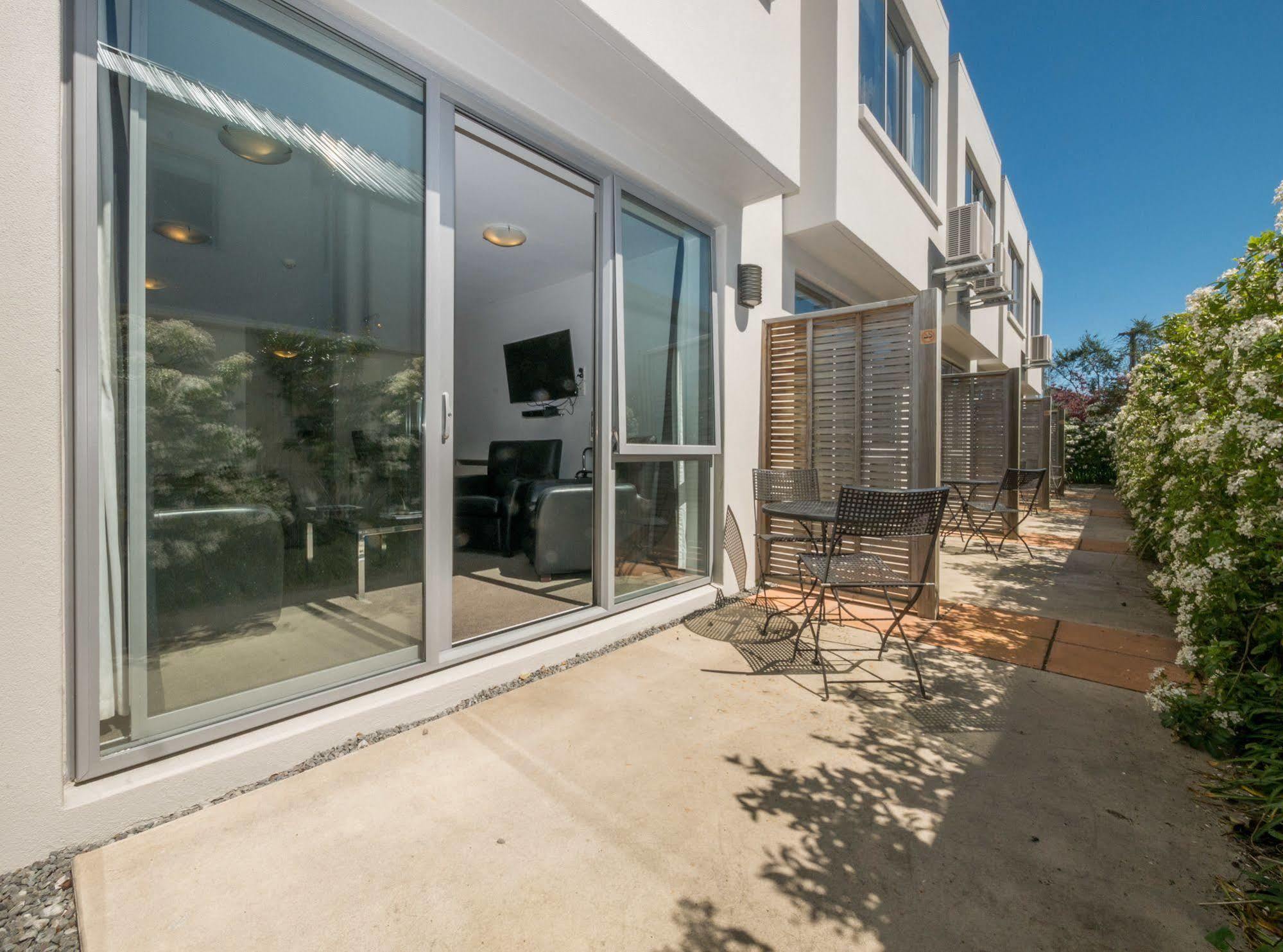 Bellano Motel Suites Christchurch Esterno foto A typical courtyard at the complex