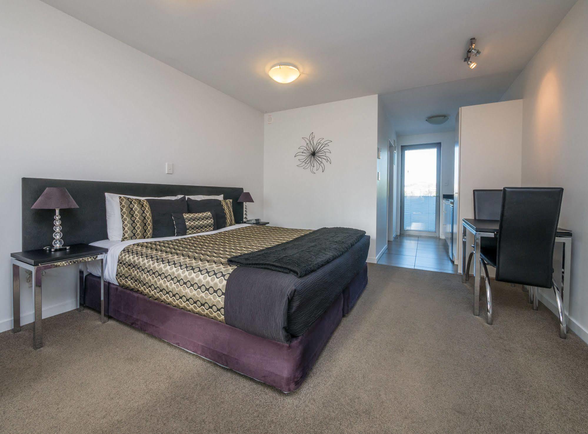 Bellano Motel Suites Christchurch Esterno foto A typical studio apartment