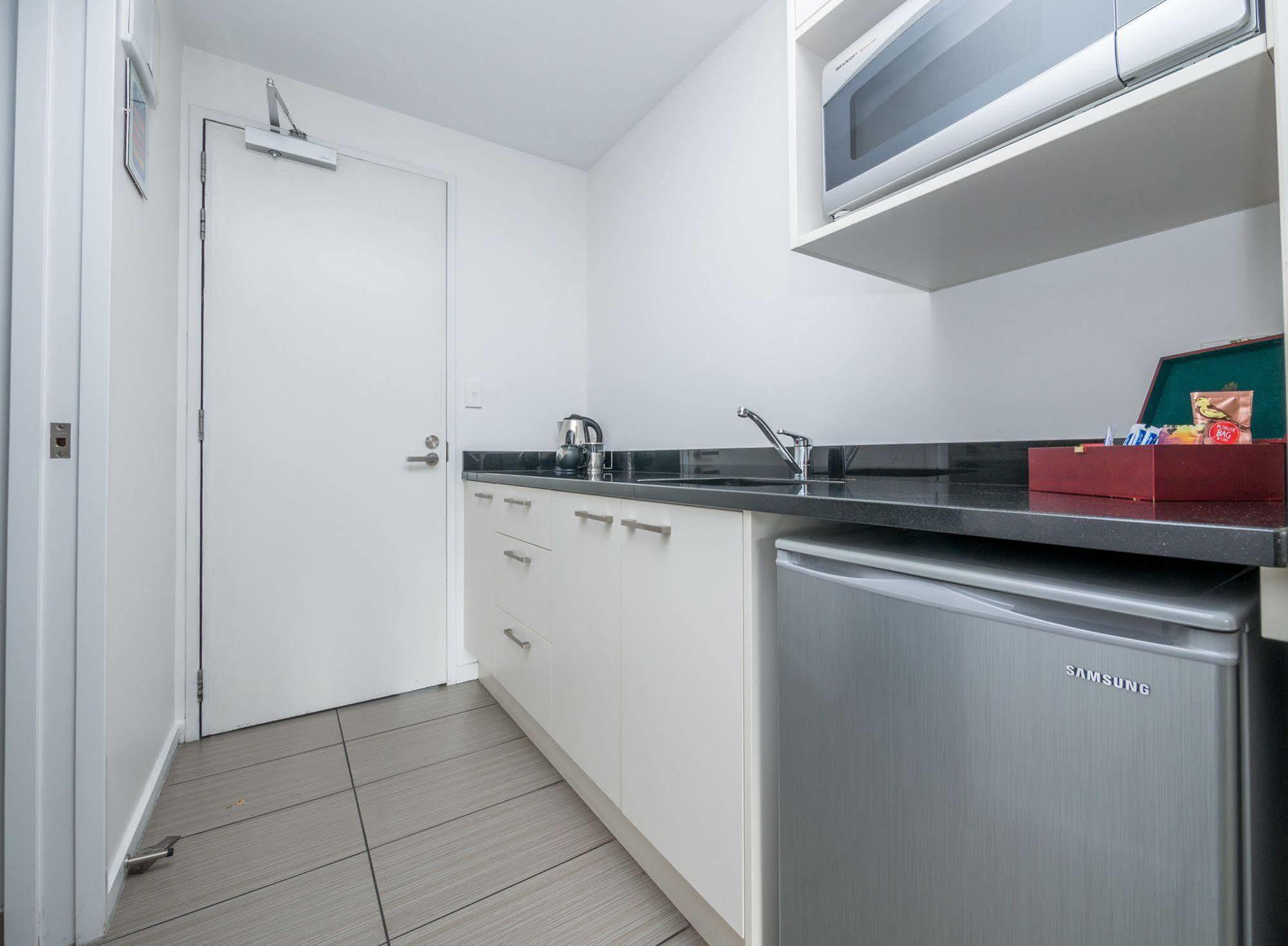 Bellano Motel Suites Christchurch Esterno foto A kitchenette in a hotel room