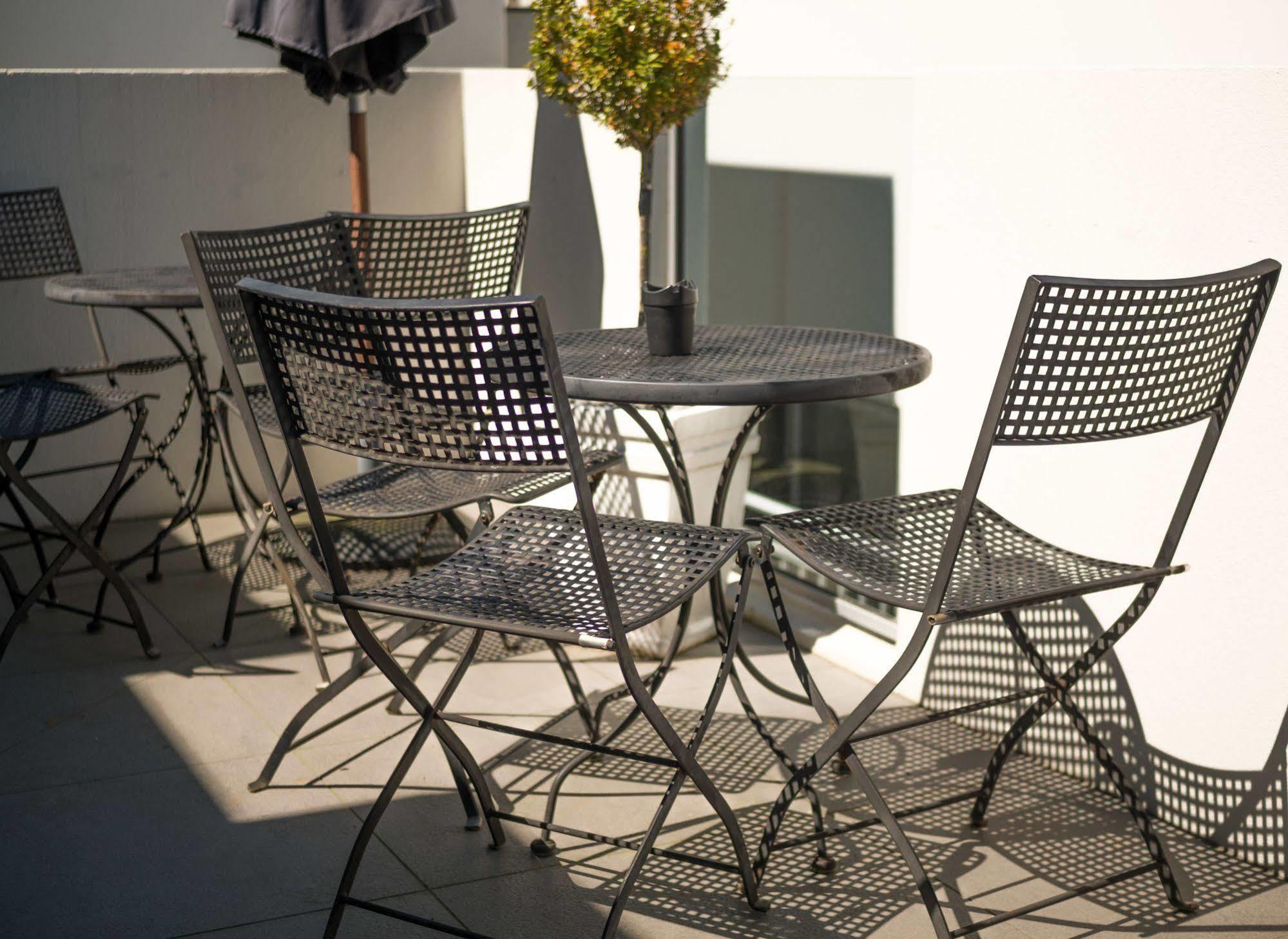 Bellano Motel Suites Christchurch Esterno foto Bistro set