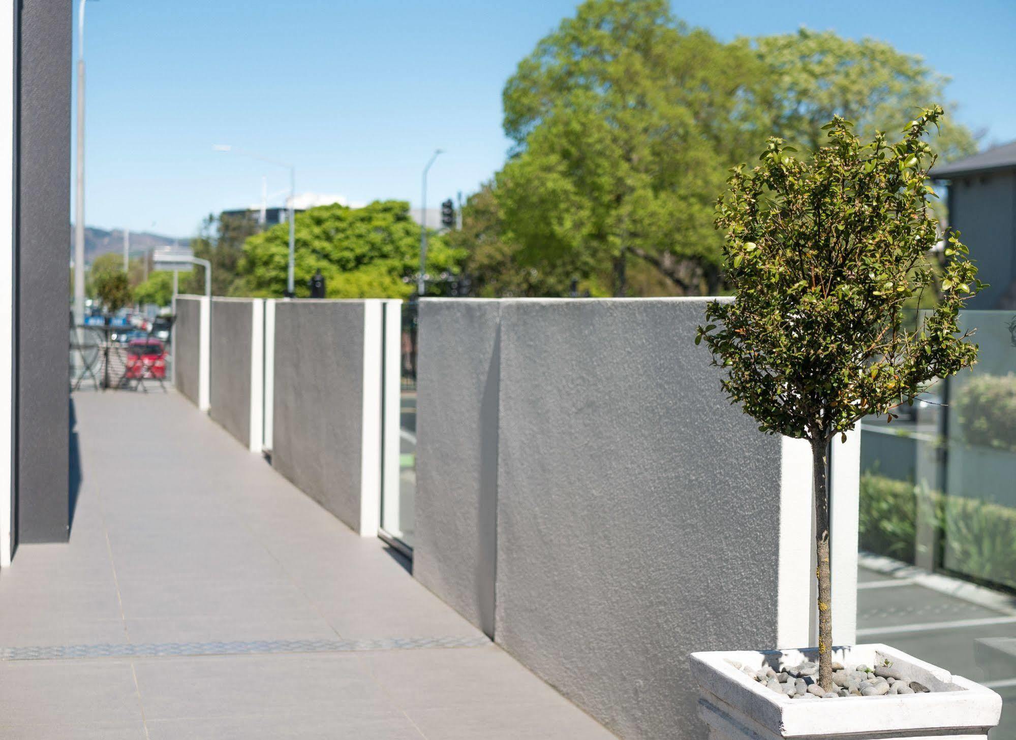 Bellano Motel Suites Christchurch Esterno foto A tree in a planter box