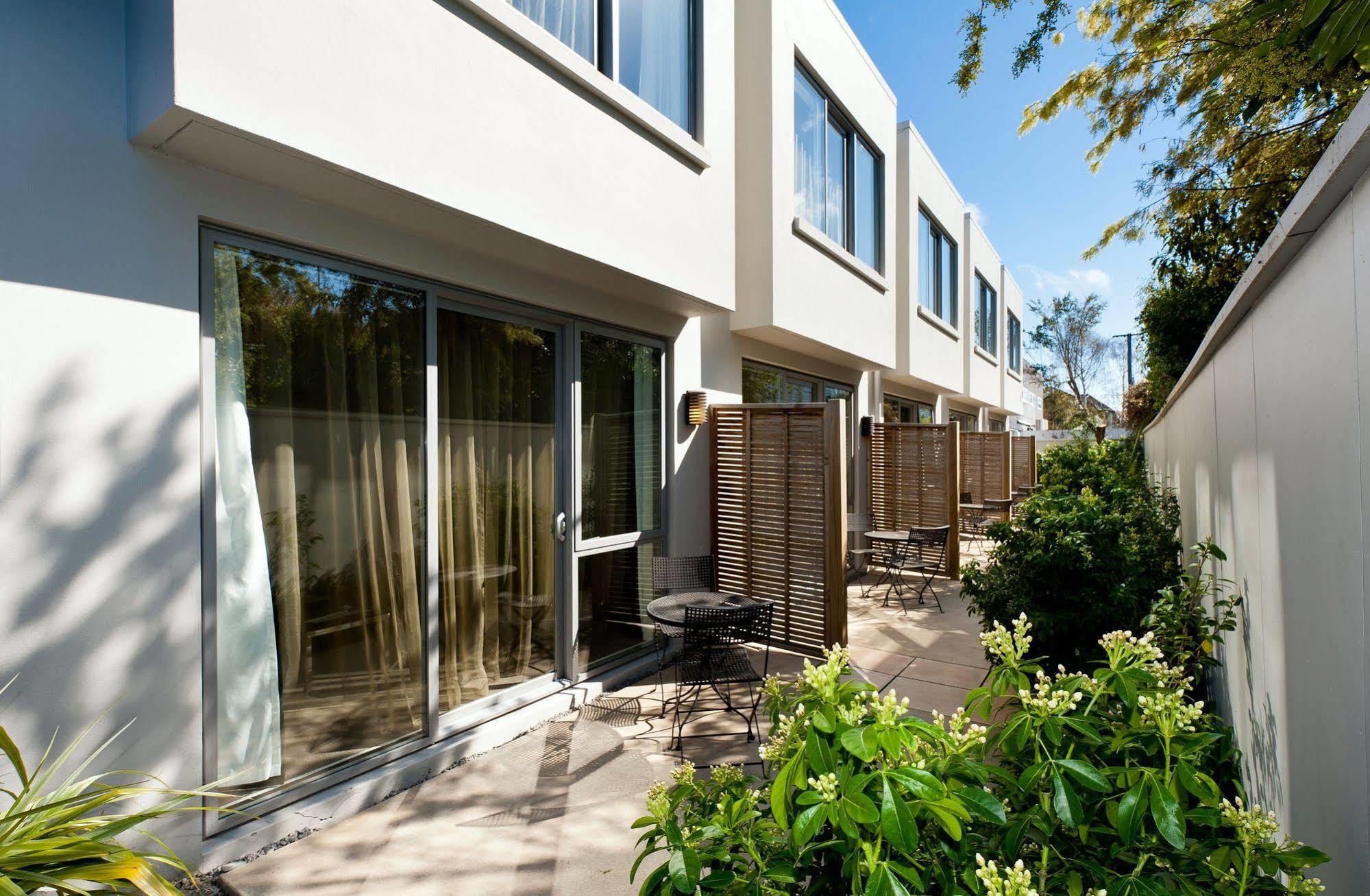 Bellano Motel Suites Christchurch Esterno foto The hotel's courtyard