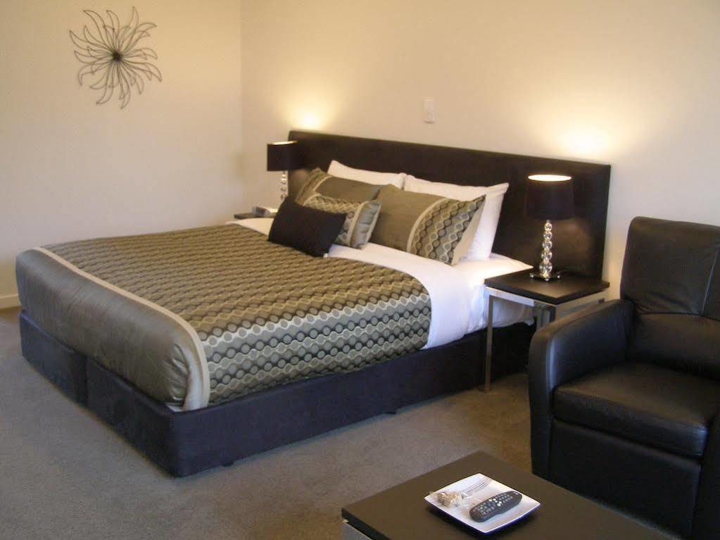 Bellano Motel Suites Christchurch Esterno foto A typical motel room